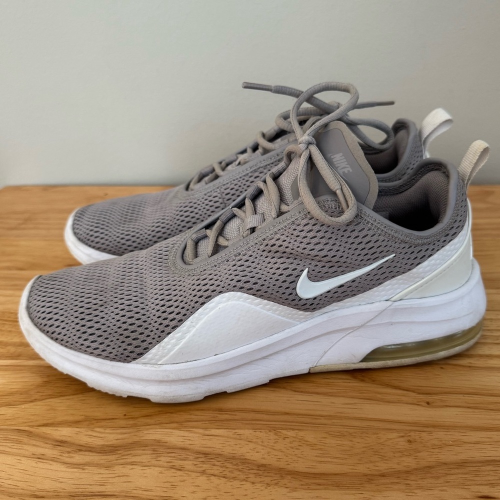 Men’s Nike Air Max Motion 2 Gray and White Sneakers Shoes size 9